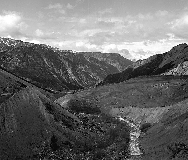 Mur défensif. Aile droite, vue lointaine prise de l'est, à gauche, le torrent, au fond, le village de Cervières.