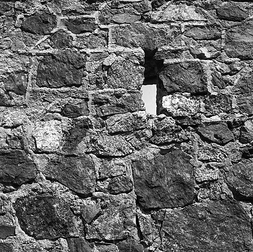 Mur défensif. Détail de maçonnerie et créneau de fusillade (vue extérieure).