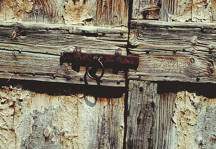 Maison au village, loquet de porte.