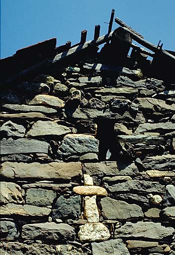 Valfroide. Maison. Pignon avec croix en pierre blanche.