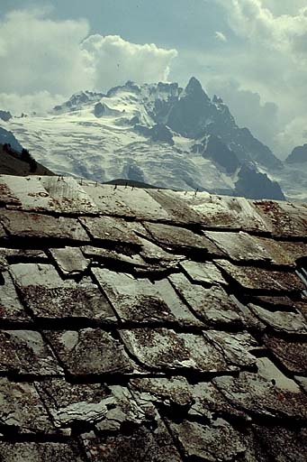 Valfroide. Maison. Toit d'ardoises.