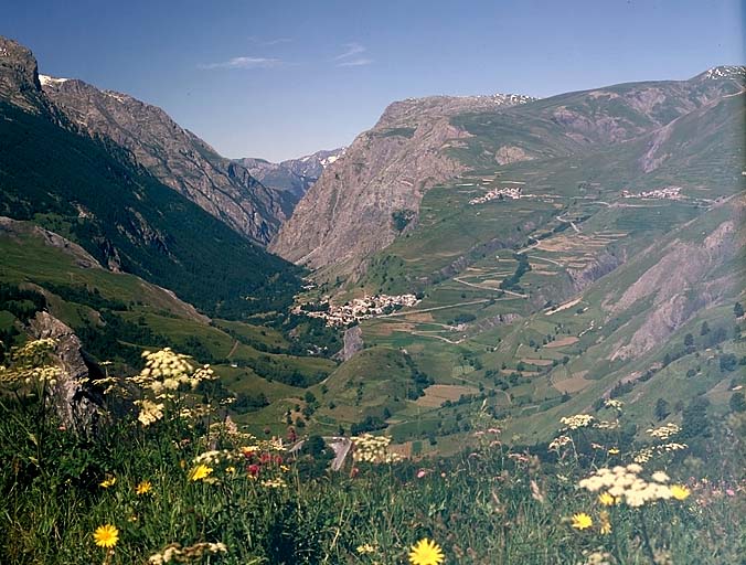Vue du village, prise du col du Lautaret.
