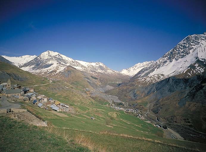 Les Terrasses, vue de situation prise de l'ouest.