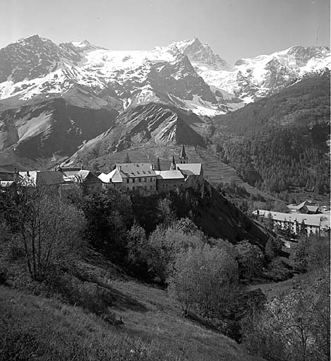 Le village, vue prise du nord vers la Meije.