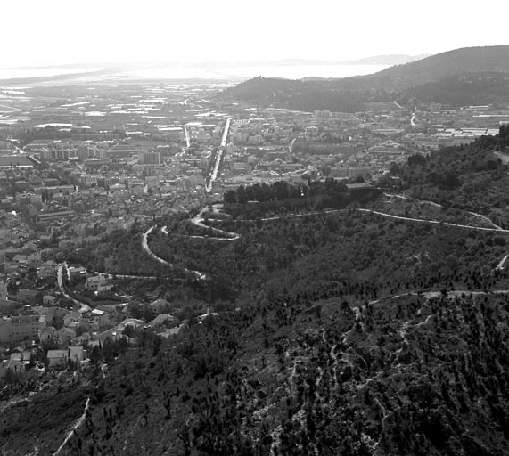 Vue aérienne de situation prise du nord depuis le revers de la colline