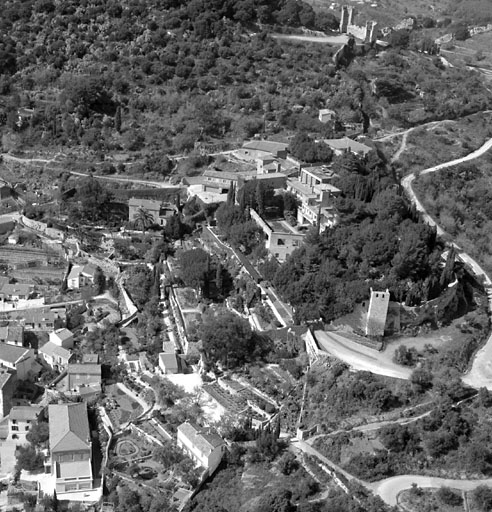 Vue aérienne rapprochée prise de l'est