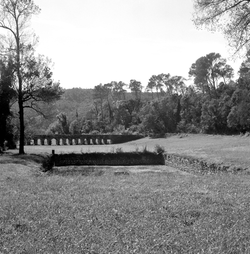 Aqueduc amenant les eaux d'un canal dérivé de l'Argens.