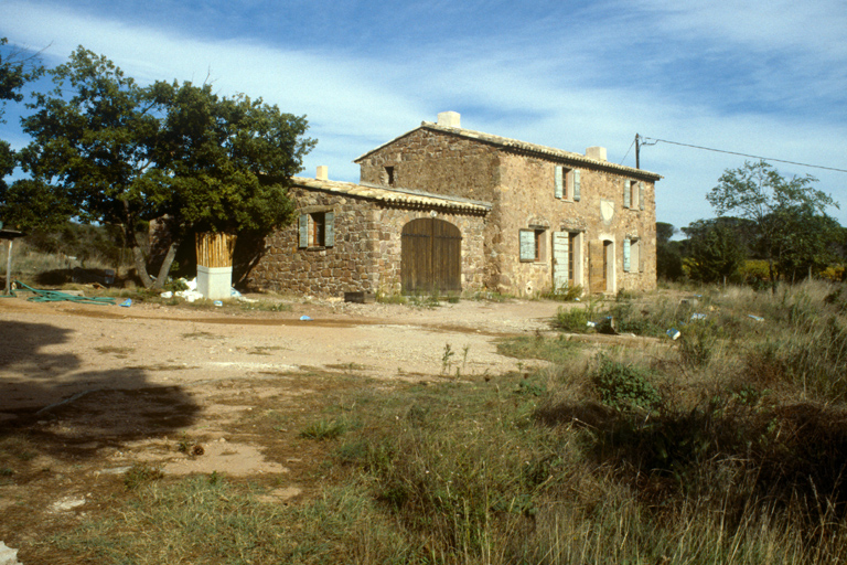 Vue d'ensemble du logis et de la bergerie accolée, prise du sud-ouest. ; Ferme à Nibas.