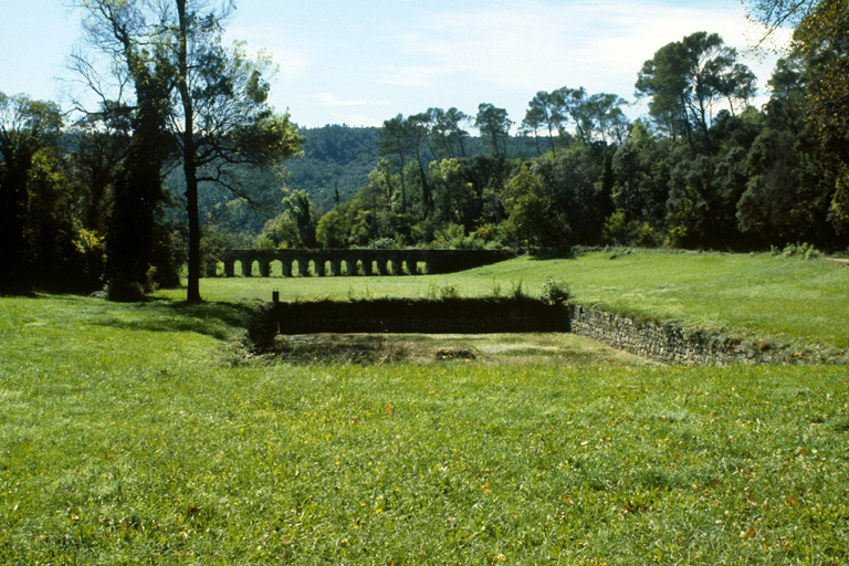 Aqueduc amenant les eaux d'un canal dérivé de l'Argens.