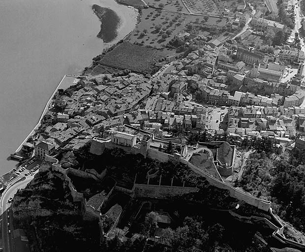 Vue aérienne : côté nord de la citadelle, courtine, bastion sud, ville à l'arrière-plan.