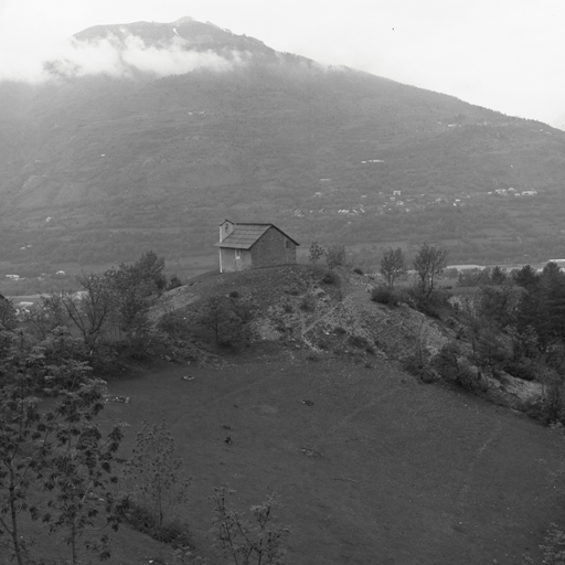 Vue de situation prise du sud-est. ; Vue de situation prise du sud-est. ; Vue de situation prise du sud-est.