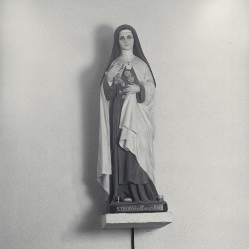 Statue : sainte Thérèse de l'Enfant Jésus. Vue d'ensemble.
