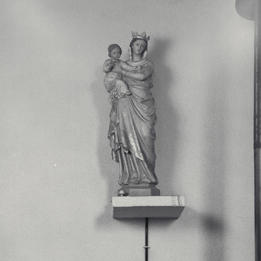 Statue : Vierge à l'Enfant. Vue d'ensemble.