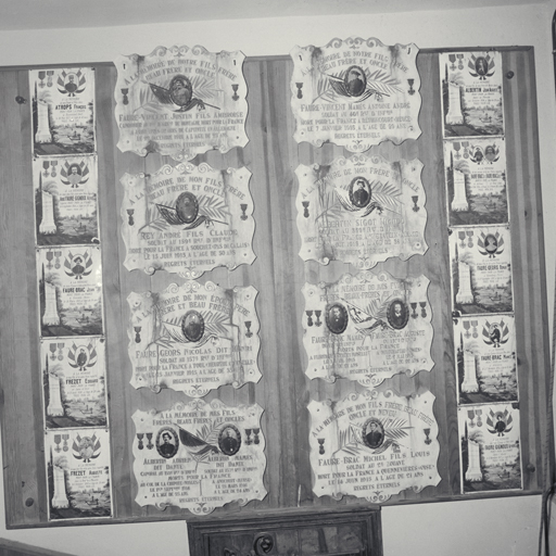 Plaques commémoratives de la guerre de 1914-1918. Vue d'ensemble.