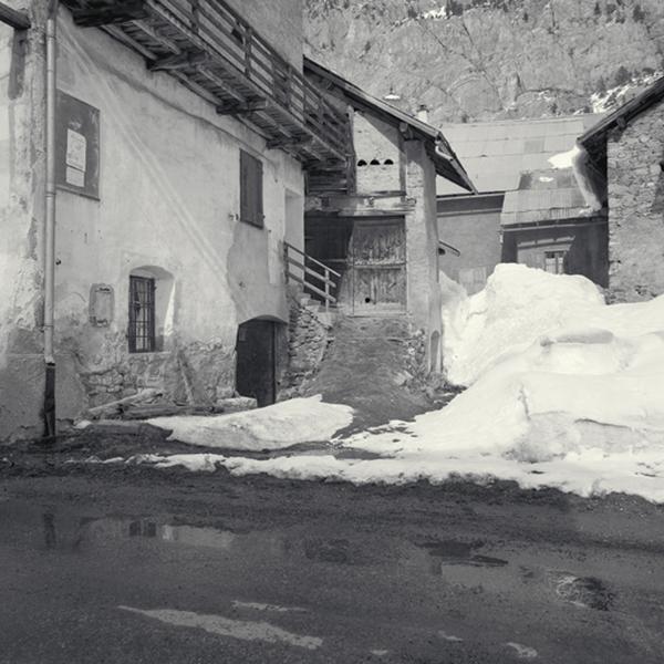 Parcelle 1679. Entrée de la grange. Vue prise du sud en mars 1982.