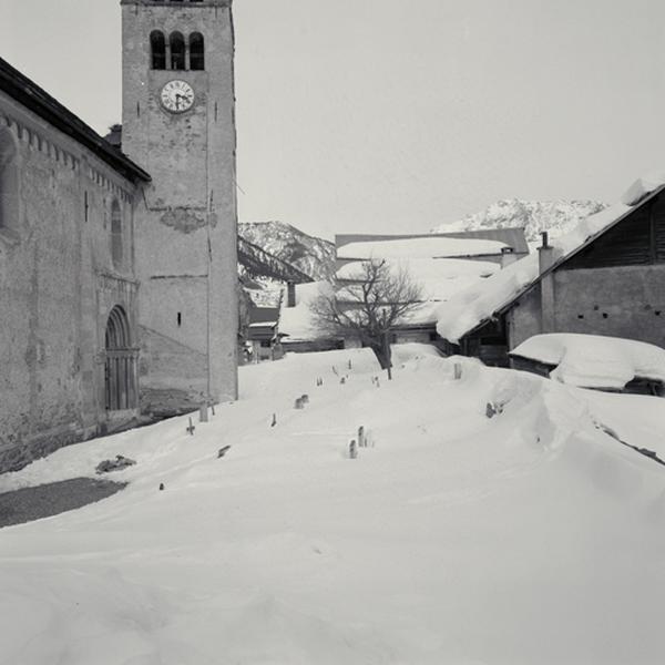 Façade sud et cimetière en mars 1982.