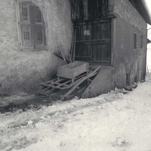 Le Pinet. Parcelle 225. Rampe de la grange avec traîneau en stationnement. Vue prise en mars 1982.
