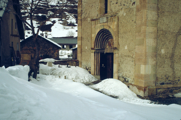 Façade ouest. Détail de la porte en mars 1982.