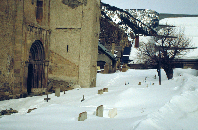 Façade sud et cimetière en mars 1982.