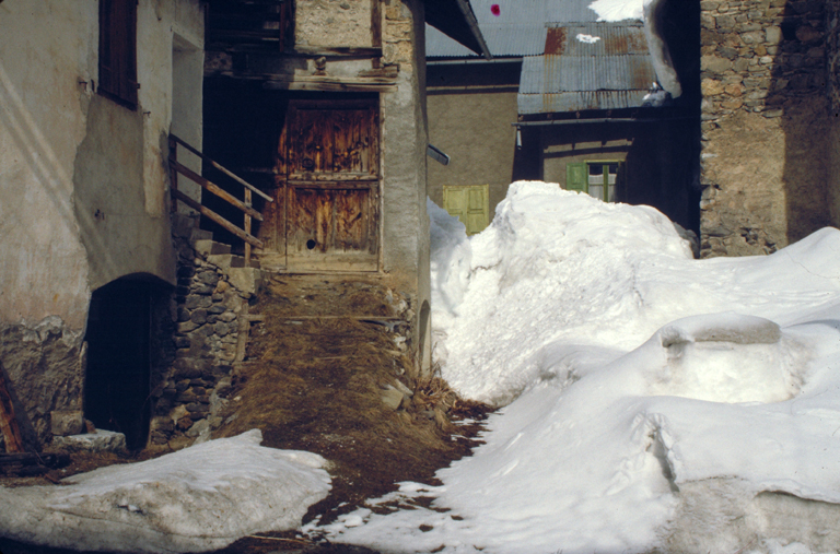 Ferme 1679. Entrée de la grange. Vue prise du sud en mars 1982.