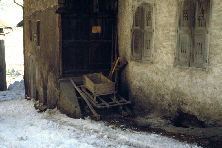 Le Pinet. Parcelle 225. Rampe de la grange avec traîneau en stationnement. Vue prise en mars 1982.