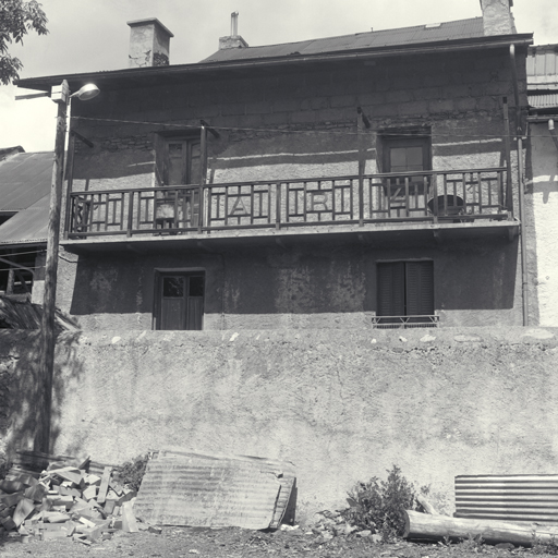 Pont-de-Cervières. Parcelle 18. Façade antérieure ouest. Troisième niveau. Balcon refait (rampe marquée 19 AR 41).