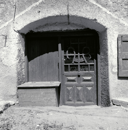 Pont-de-Cervières. Parcelle 18. Façade antérieure ouest. Entrée de la "court". Porte datée 1939.