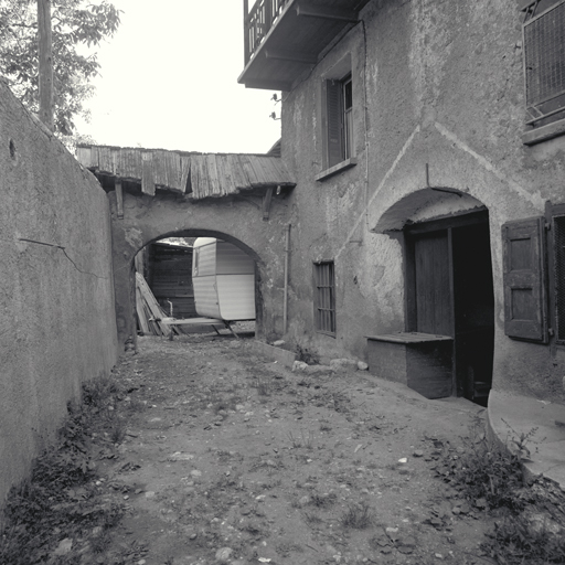 Pont-de-Cervières. Parcelle 18. Cour située devant la façade antérieure.