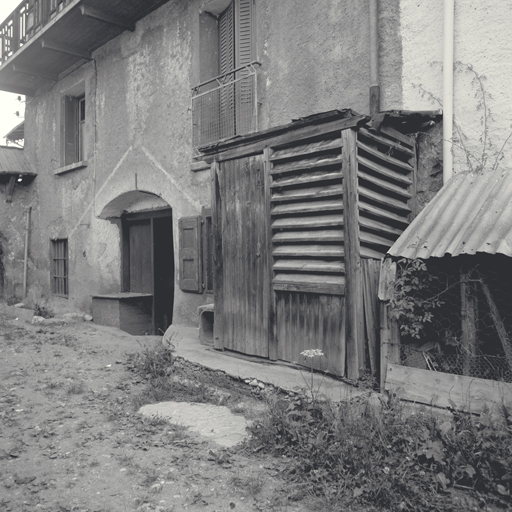 Pont-de-Cervières. Parcelle 18. Latrine en bois construite devant la façade antérieure.
