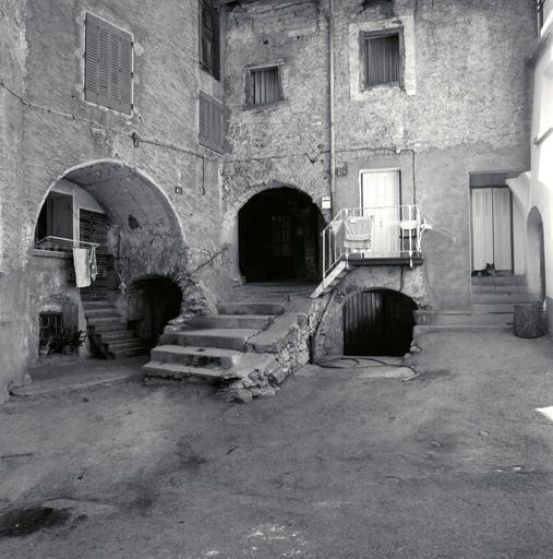 Pont-de-Cervières. Parcelle 196, 195, 192. Dispositifs d'entrées des écuries et des granges.