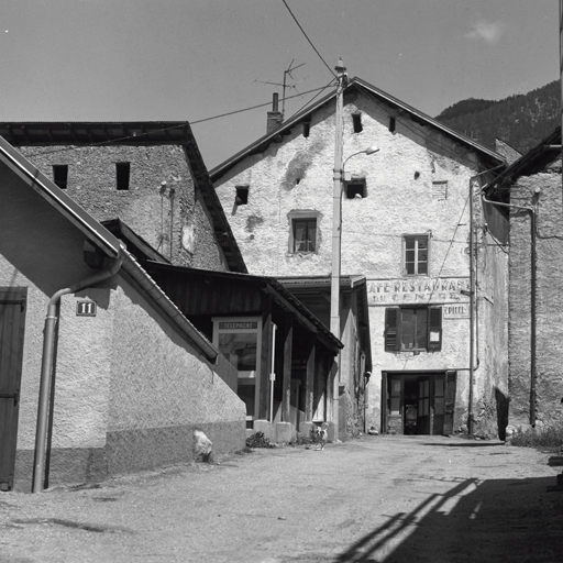 Fontchristianne. Parcelle 630. Pignon ouest. A gauche l'appentis du lavoir abrite une cabine téléphonique.