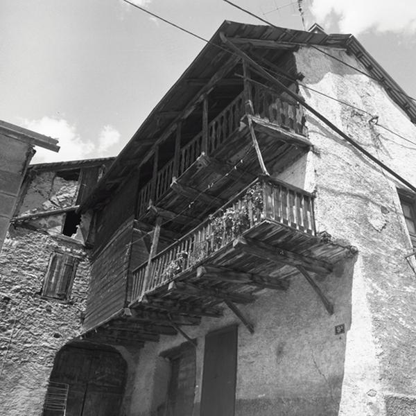 Etages supérieurs en encorbellement avec leurs balcons.