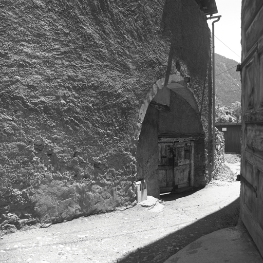 Fontchristianne. Parcelle 706. Façade ouest. Entrée de la cour qui borde la maison au sud.