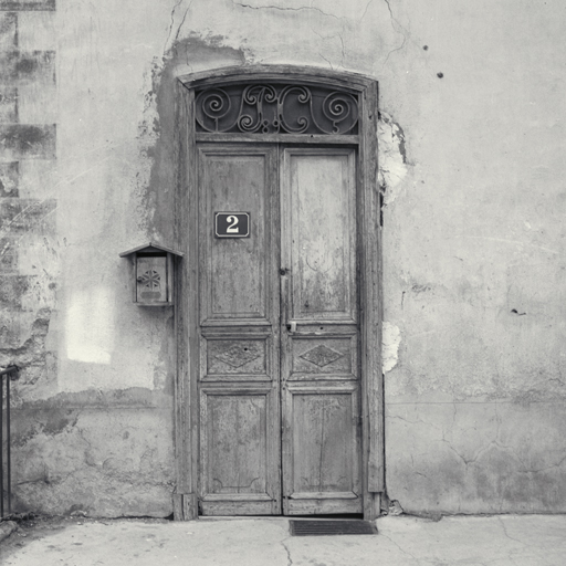 Fontchristianne. Parcelle 688. Façade est. Porte d'entrée. Imposte en fer forgé portant l'inscription P C 1895.