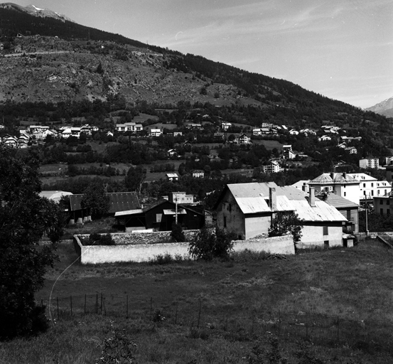 Vue d'ensemble prise du sud-sud-est.