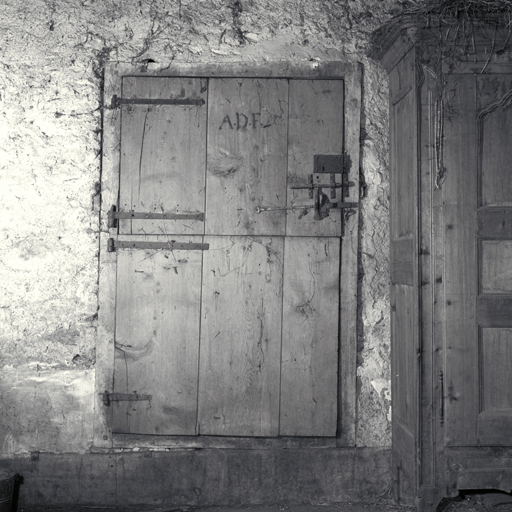 Grange Ac. Porte ouvrant sur le palier de l'escalier.