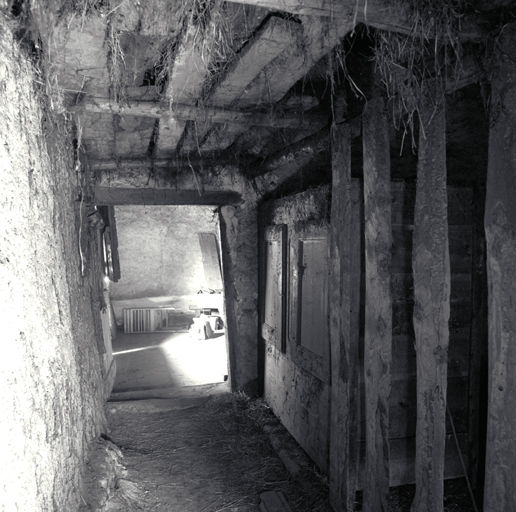 Grange Bc. Couloir conduisant à la grange A.