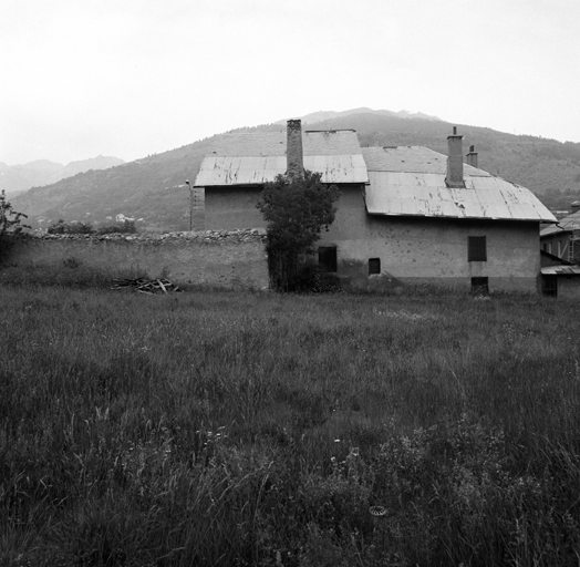 Façade est. Vue d'ensemble.