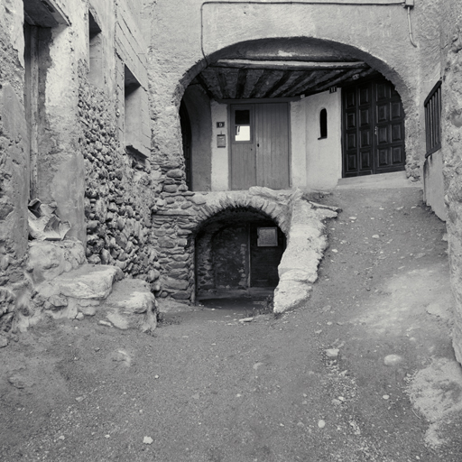 Pont-de-Cervières. Parcelle 251. Entrées des écuries et des anciennes granges.
