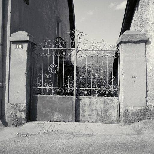 Pont-de-Cervières. Parcelle 15. Portail en fer forgé du jardin marqué des initiales T et J.