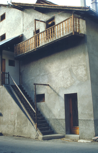 Pont-de-Cervières. Parcelle 222. Escalier extérieur et balcon au sud.