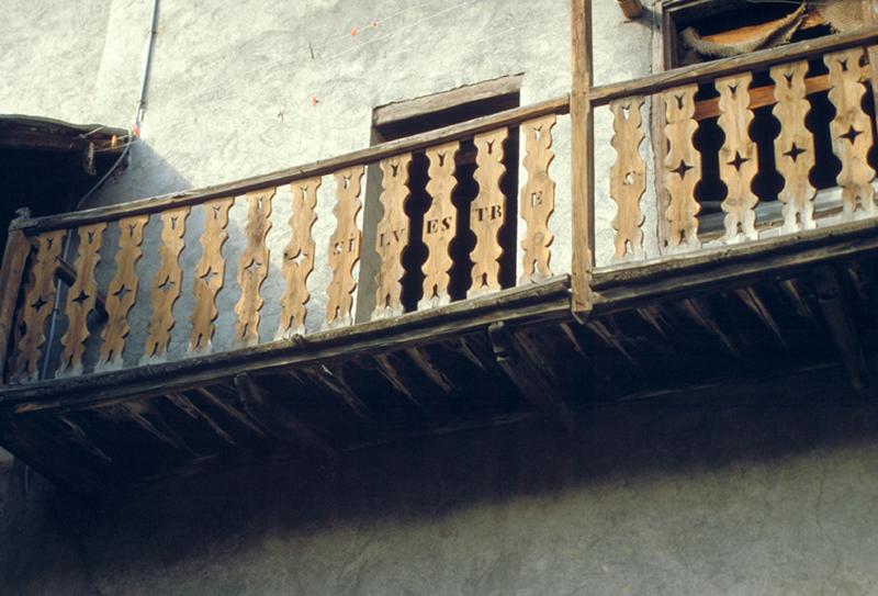 Balcon avec rampe en planches découpées.