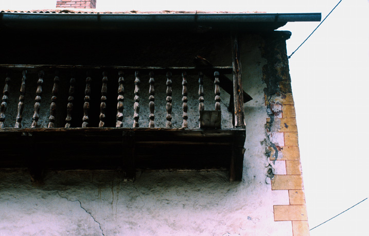 Fontchristianne. Parcelle 610. Façade antérieure sud. Troisième niveau. Balcon de bois.