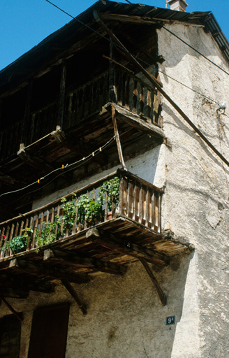 Fontchristianne. Parcelle 654. Façade antérieure ouest. Etages supérieurs en encorbellement avec leurs balcons.