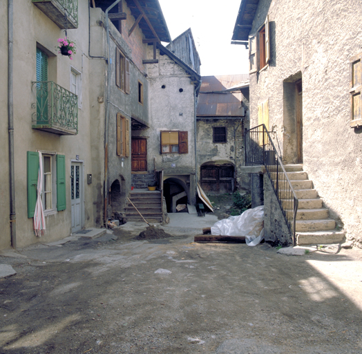Pont-de-Cervières. Parcelles 304, 389. Entrées des rez-de-chaussée et des étages. Vue prise de l'ouest.