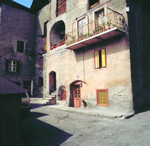 Pont-de-Cervières. Parcelle 478. Façade antérieure sud. Les portes de la "court", au milieu, et des étages (à gauche) sont séparées.