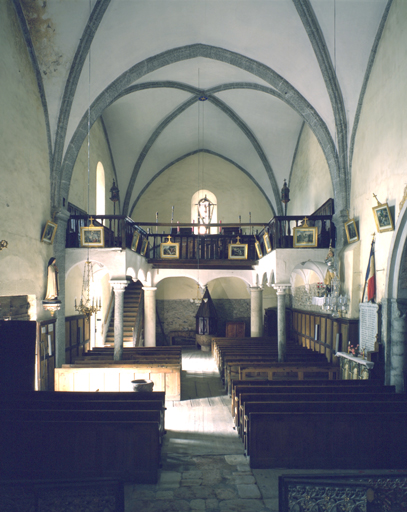 Vue partielle du mobilier prise du choeur.