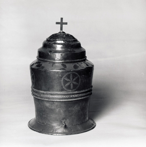 Ensemble baptismal : fontaine baptismale et vase pour l'administration du baptême (louche baptismale)