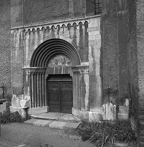 Façade sud. Le portail. Vue d'ensemble.