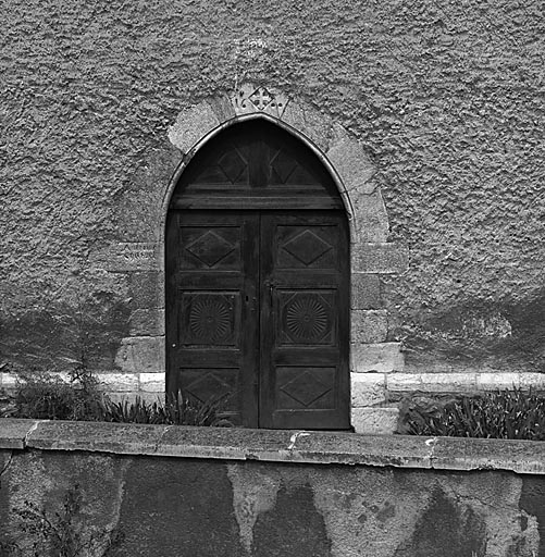 Façade sud. La porte gauche.